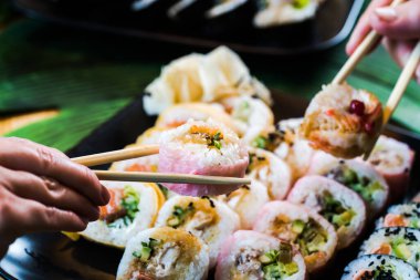 Suşi ve rulo hazırlama seti. Japon gıda konsepti