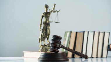 Adalet Anıtı. Kadın adalet ya da yargıçlık figürüne yakın. 