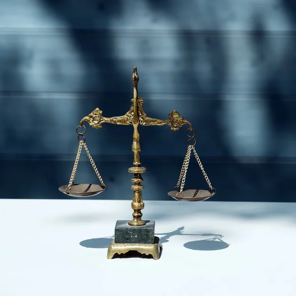 平衡秤的闭合 重量平衡 法律和司法概念 — 图库照片