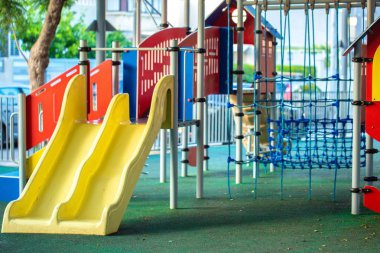 Bahçesi ekipman slayt dışında.