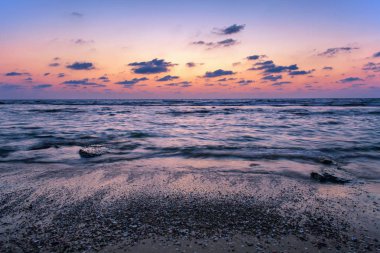 gün batımında kayalık plaj