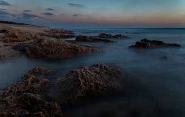 Deniz manzarası kum, gökyüzü ve bulutlar arka plan ile.