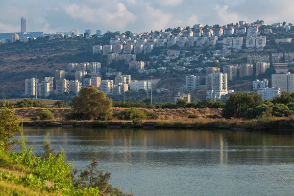 Kishon Nehri'nden Hayfa manzarası