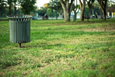  çim üzerinde çöp kutusu açık havada