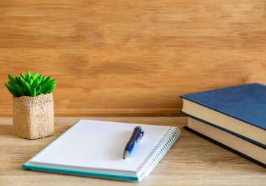 Ahşap arka plan üzerinde dizüstü bilgisayar ile açık kitap