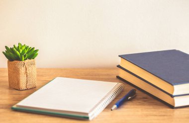 Ahşap arka plan üzerinde dizüstü bilgisayar ile açık kitap