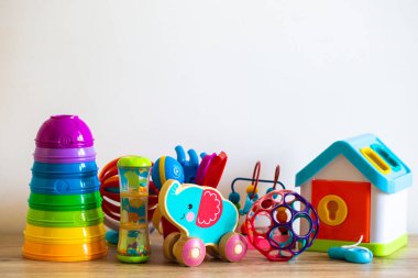 Beyaz arka planda çocuk oyuncakları