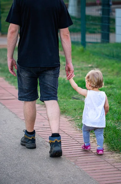 Niña Caminando Con Padre — Foto de Stock