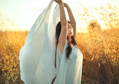 Genç kadın doğa portresi. 