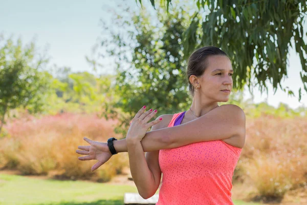 Vrouw Buiten Stretching Een Arm Rechtenvrije Stockafbeeldingen