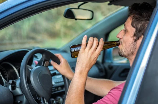 Hombre Beber Alcohol Mientras Conduce Coche —  Fotos de Stock