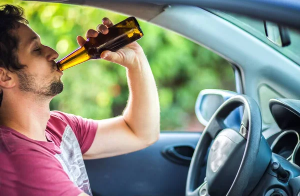Άνθρωπος Πίνει Αλκοόλ Ενώ Οδηγεί Ένα Αυτοκίνητο — Φωτογραφία Αρχείου