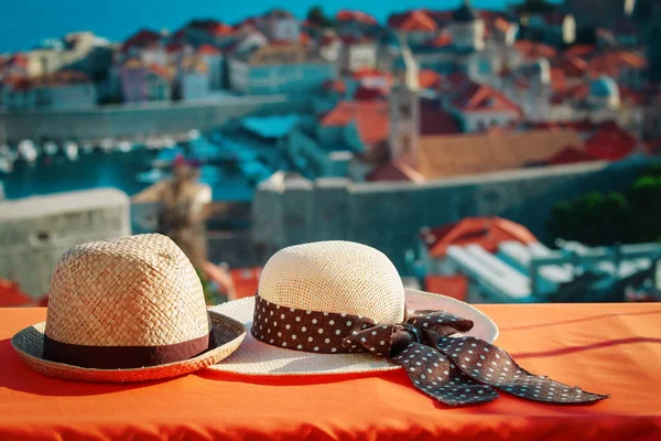 Dos sombreros de vacaciones en Europa, viajes románticos — Foto de Stock