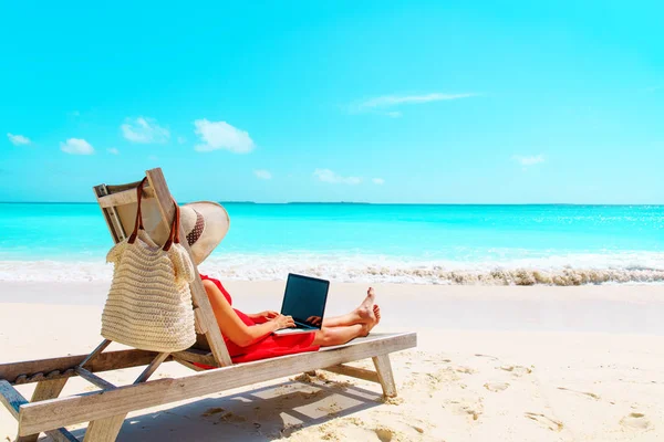 Remote-Work-Konzept - junge Frau mit Laptop am Strand — Stockfoto