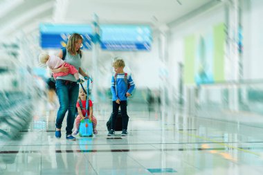 Anne ve çocuklar havaalanında yürüyüş
