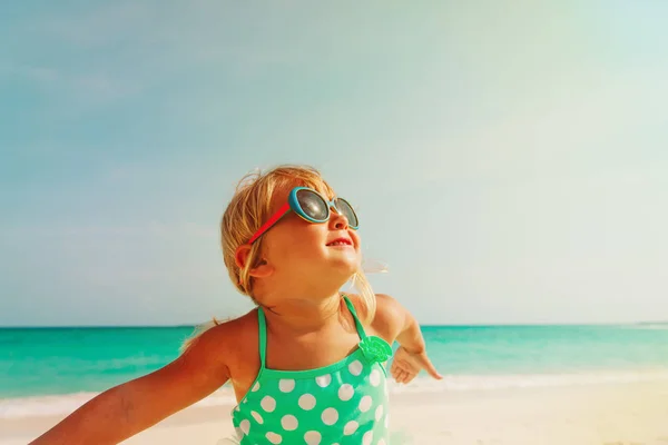 Happy roztomilá holčička si dovolenou na pláži — Stock fotografie