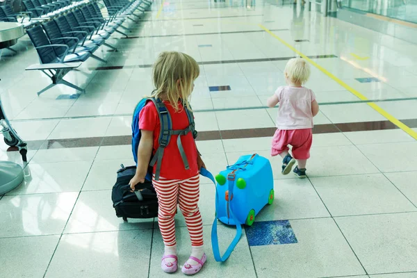 हवाई अड्डे में सूटकेस यात्रा के साथ बच्चे — स्टॉक फ़ोटो, इमेज
