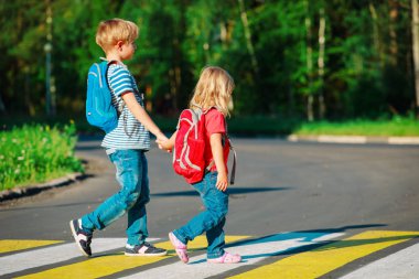 küçük erkek ve kız elele okula gitmek