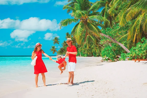 Tropikal kum plajı üzerinde oynayan çocuk ile aile — Stok fotoğraf