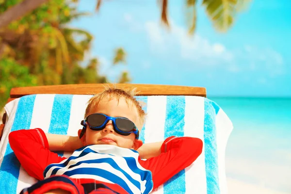 Bambino rilassato sulla spiaggia estiva — Foto Stock
