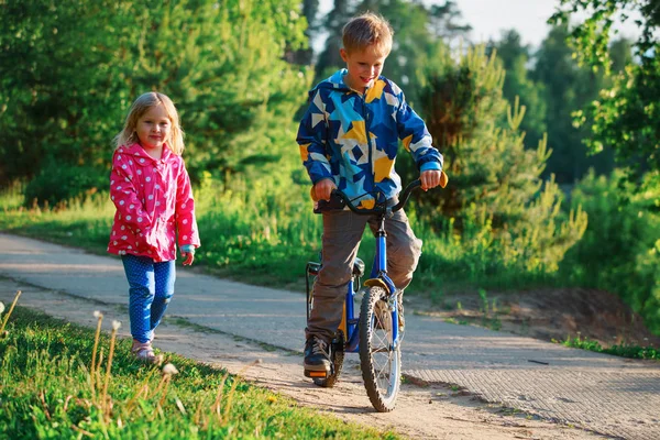 Glückliche kleine Jungen und Mädchen Fahrrad fahren in der Natur — Stockfoto