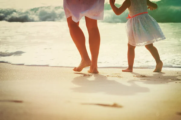 Mère avec petite fille marcher sur la plage de sable — Photo