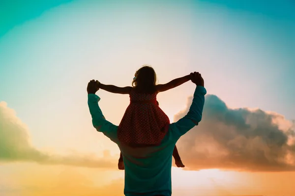 Heureux père et petite fille jouer au coucher du soleil — Photo