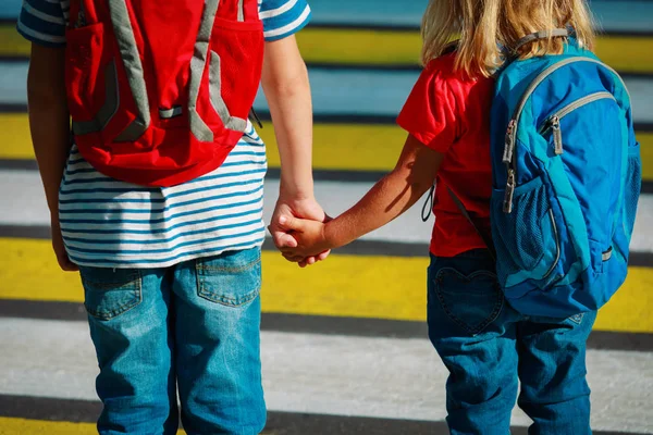 Jungen und Mädchen gehen händchenhaltend zur Schule — Stockfoto