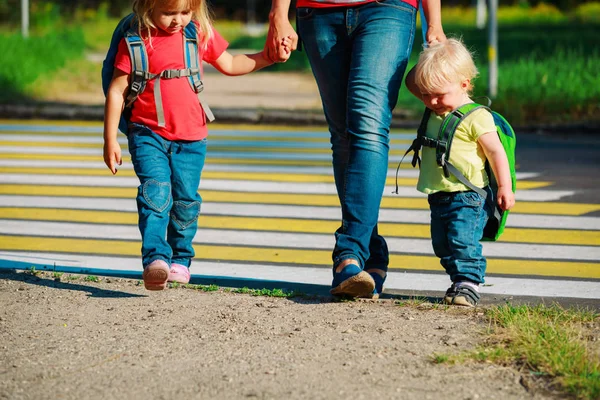 Mutter bringt Kinder zur Schule oder in die Kita — Stockfoto