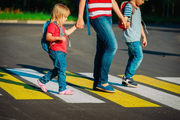 Mutter bringt Kinder zur Schule oder in die Kita — Stockfoto