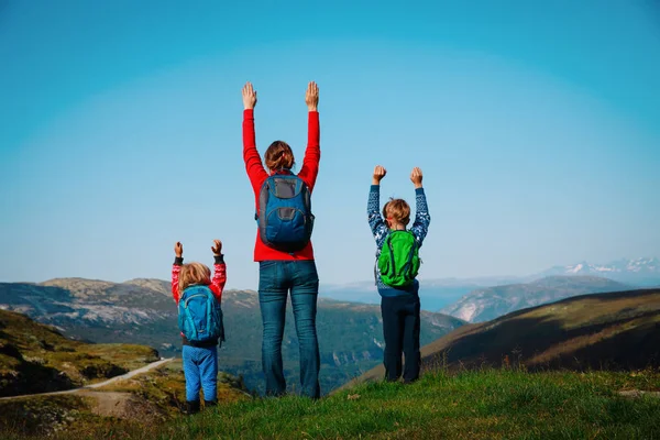 家族旅行の母と子供たちの自然でのハイキング — ストック写真