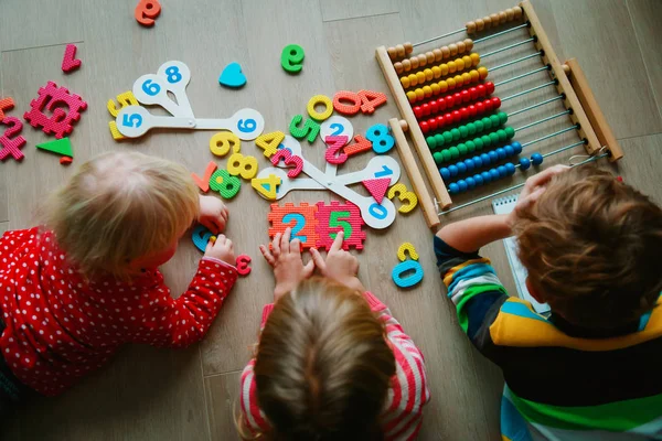 Barnen lära sig siffror, abacus beräkning — Stockfoto