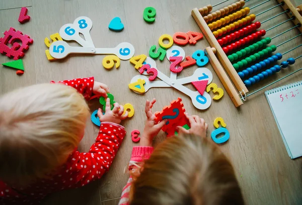 Niños aprendiendo números, cálculo del ábaco — Foto de Stock