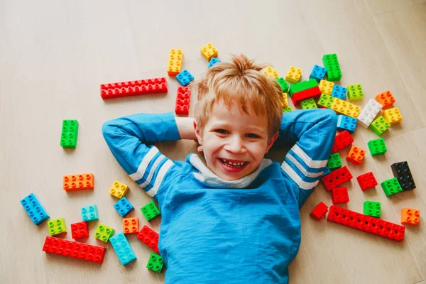 Schattige kleine jongen liefde spelen met kunststof blokken — Stockfoto