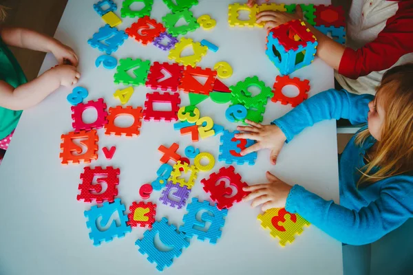 Barn som leker med nummer och former pussel — Stockfoto