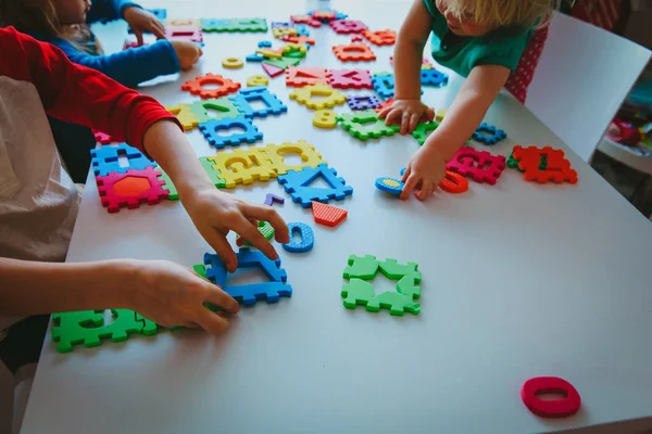 Barn som leker med nummer och former pussel — Stockfoto