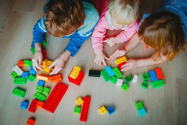 Kinderen spelen met kunststof blokken, leren concept — Stockfoto