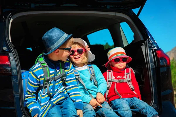 Szczęśliwy kids - małego chłopca i dziewczyny cieszyć podróży samochodem — Zdjęcie stockowe
