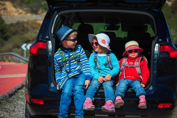 Szczęśliwy kids - małego chłopca i dziewczyny cieszyć podróży samochodem — Zdjęcie stockowe