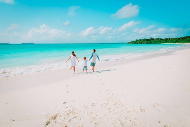 mutlu aile ile çocuk oyun çalışma kumsalda