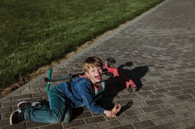 scooter, onun yüzünde kan ağlayan çocuk düşmek