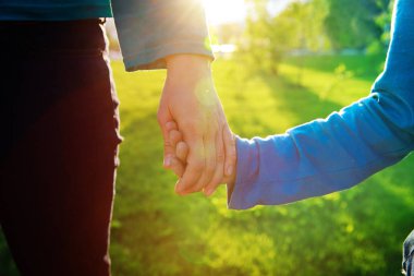 Anne ve oğlu, günbatımı, ebeveynlik elele