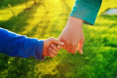 Anne ve oğlu, günbatımı, ebeveynlik elele