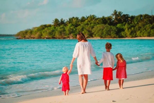 Mãe com filhos- menino e meninas- andar na praia — Fotografia de Stock
