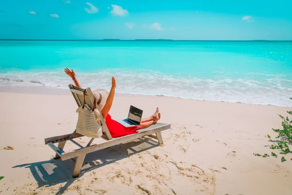 Remote-Work-Konzept - glückliche junge Frau mit Laptop am Strand — Stockfoto