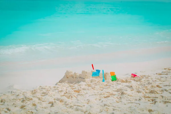 Zandkasteel Tropisch Strand Kinderen Speelgoed Vakantie Concept — Stockfoto