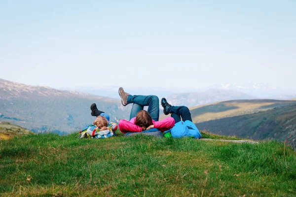 Familj-mor och barn koppla av i bergen, natur resor — Stockfoto