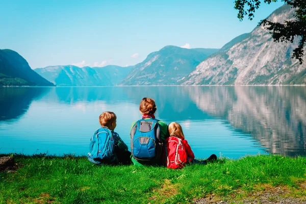 Mor med barn resa tillsammans, tittar på naturskön utsikt i Norge — Stockfoto