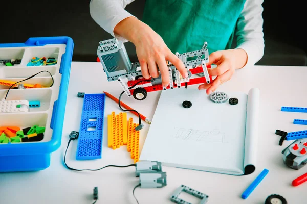 Little boy building robot at robotic technology lesson — Stock Photo, Image