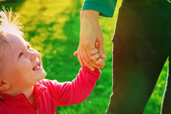 Concepto de crianza-madre cogida de la mano de la pequeña hija —  Fotos de Stock